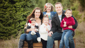 Na zdjęciu przykładowa rodzina posiadająca kartę dużej rodziny z długą listą zniżek