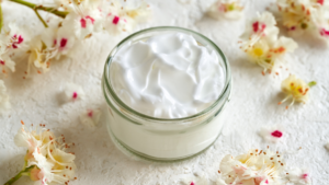 Zestaw domowych i aptecznych środków na opryszczkę wargową, w tym maści i naturalne preparaty