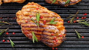 Perfekcyjnie grillowana karkówka z ziołami na talerzu, gotowa do podania