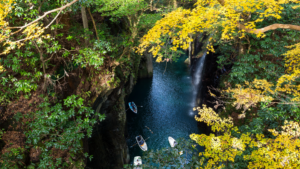 Wąwóz na dnie którego płynie rzeka