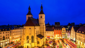 Ratyzbona na tle nocnego nieba