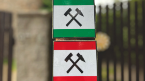 Sztolnia Czarnego Pstrąga to dawne kopalnie, oznaczone znakami symbolizującymi kopalnie