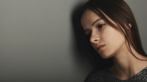 Młoda kobieta z silną nerwicą